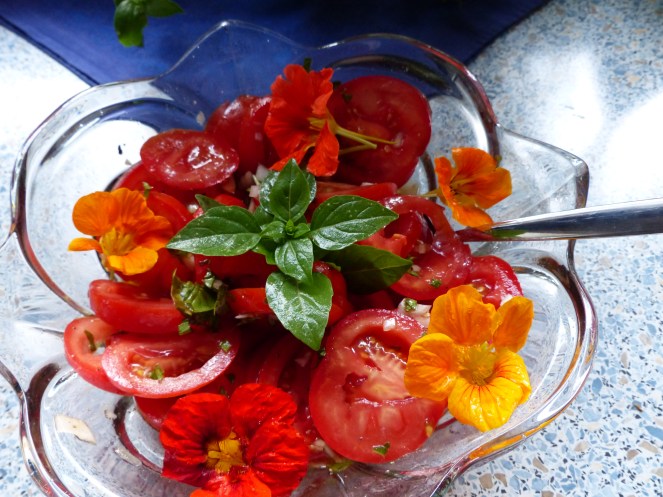 Kapuziner-Kresse wertet den Salat optisch enorm auf